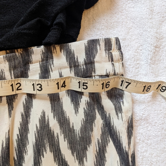 Banana Republic light drawstring SP pant in grey and cream chevron pattern. - Picture 7 of 8